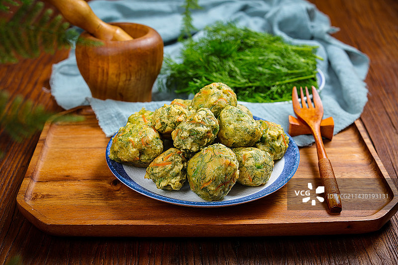 美味家常小吃油炸茴香丸子图片素材