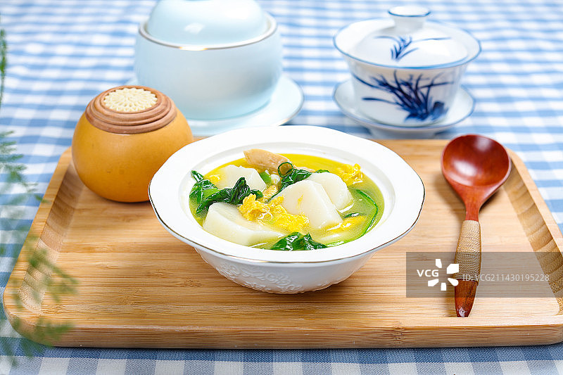 家常汤菜美食香肠蔬菜年糕汤图片素材