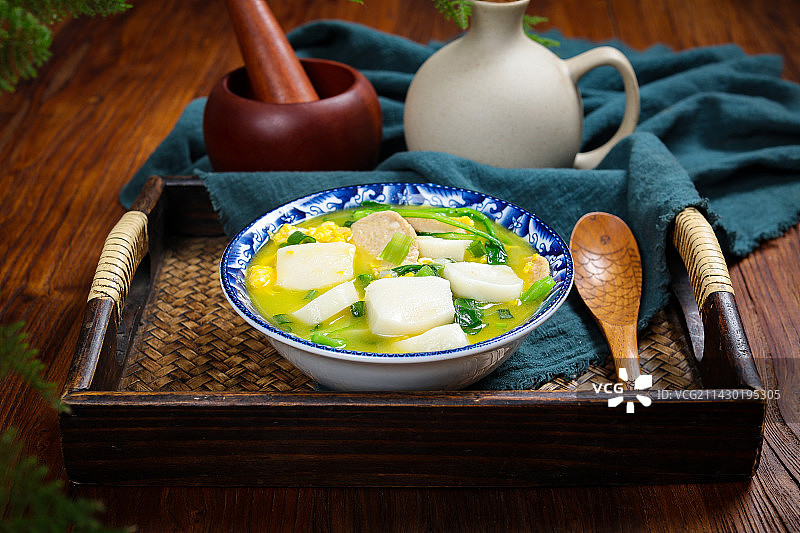 美味特色菜鸡蛋香肠煮年糕汤图片素材