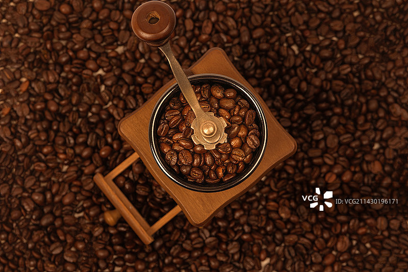 新鲜烘烤的咖啡豆研磨咖啡粉的宏观照片Freshly roas图片素材