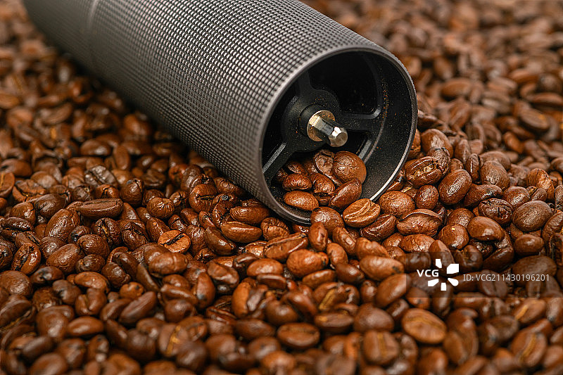 新鲜烘烤的咖啡豆研磨咖啡粉的宏观照片Freshly roas图片素材