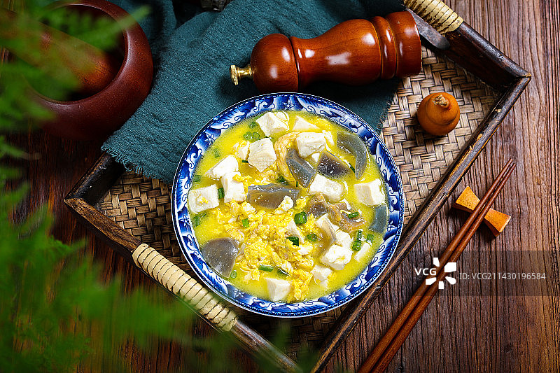 营养美味家常汤菜皮蛋豆腐汤图片素材