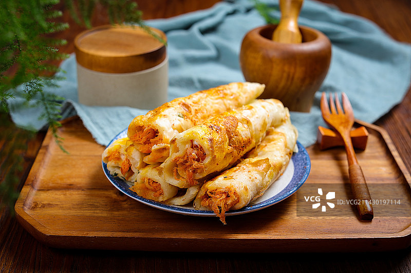 特色小吃美食肉松鸡蛋卷饼图片素材