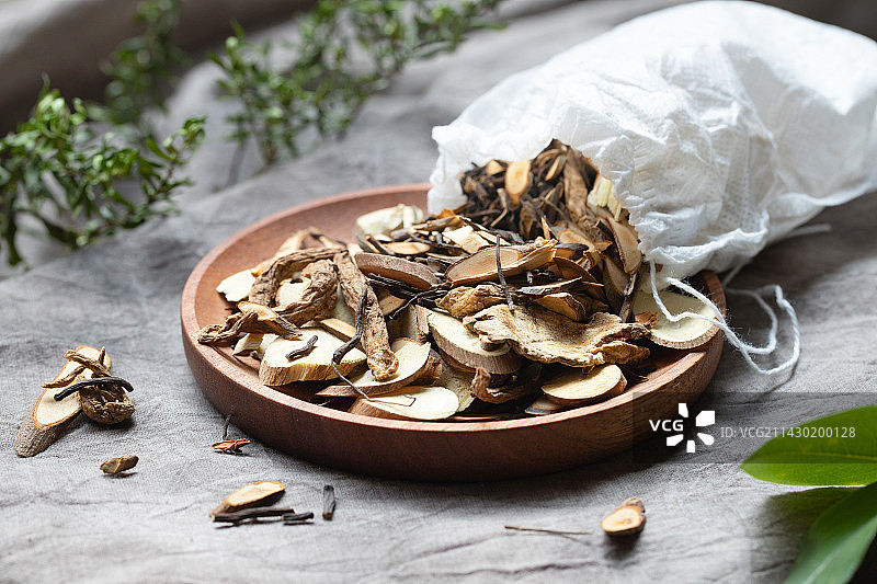 散落桌子上的中药泡脚包图片素材