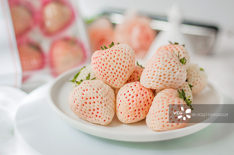 淡雪白草莓图片素材