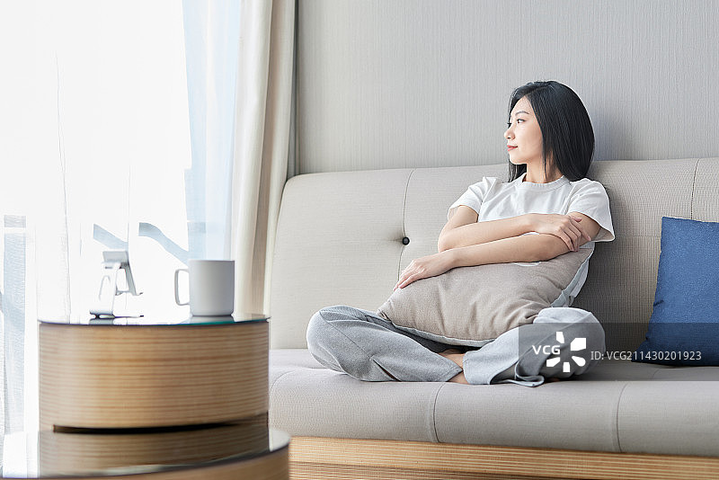 周末在家中放松的亚洲美女图片素材