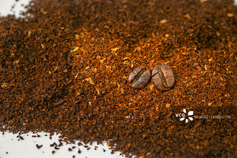 新鲜烘烤的咖啡豆研磨咖啡粉的宏观照片Freshly roas图片素材