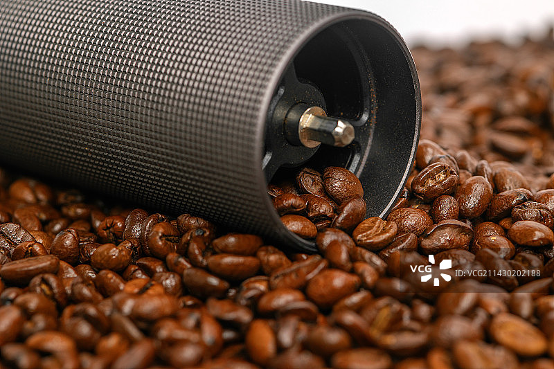 新鲜烘烤的咖啡豆研磨咖啡粉的宏观照片Freshly roas图片素材