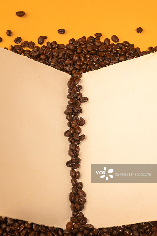 新鲜烘烤的咖啡豆研磨咖啡粉的宏观照片Freshly roas图片素材