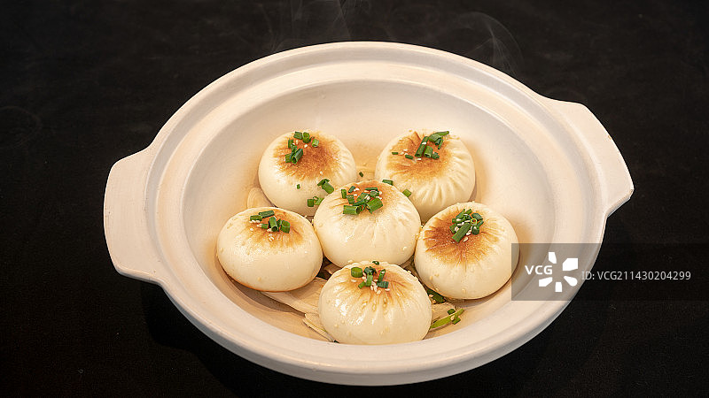 手工煎包 黑背景图片素材
