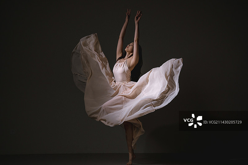 优雅跳舞的中国美女图片素材