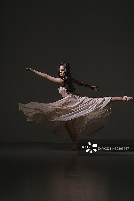 优雅跳舞的中国美女图片素材