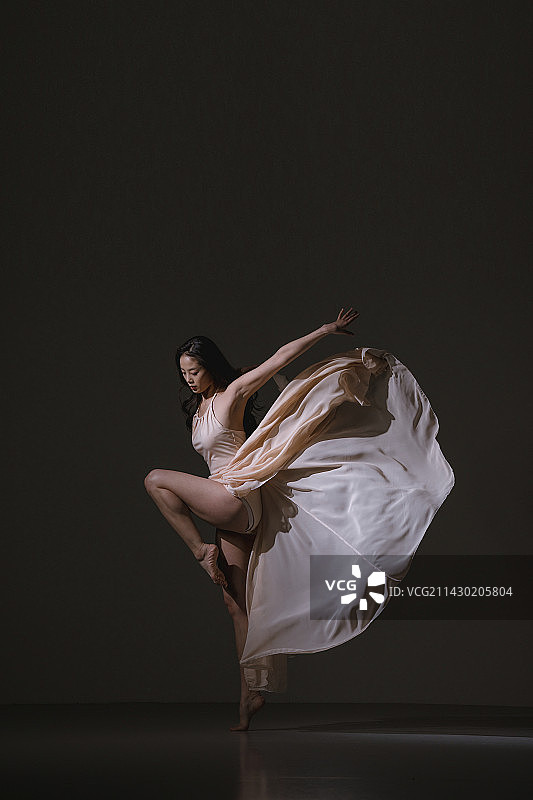 优雅跳舞的中国美女图片素材