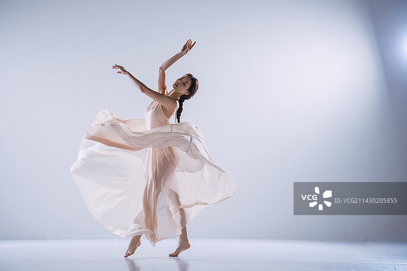 优雅跳舞的中国美女图片素材