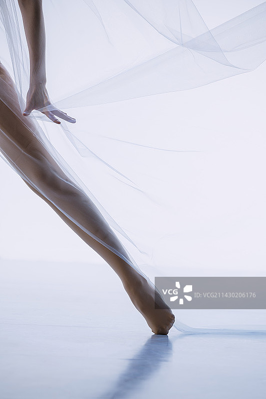 优雅跳舞的中国美女图片素材