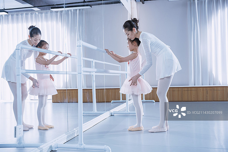 芭蕾舞者在舞蹈室练功图片素材