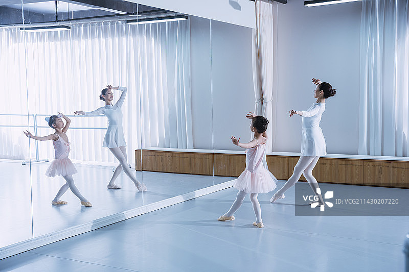 年轻舞蹈老师教小女孩们跳芭蕾图片素材