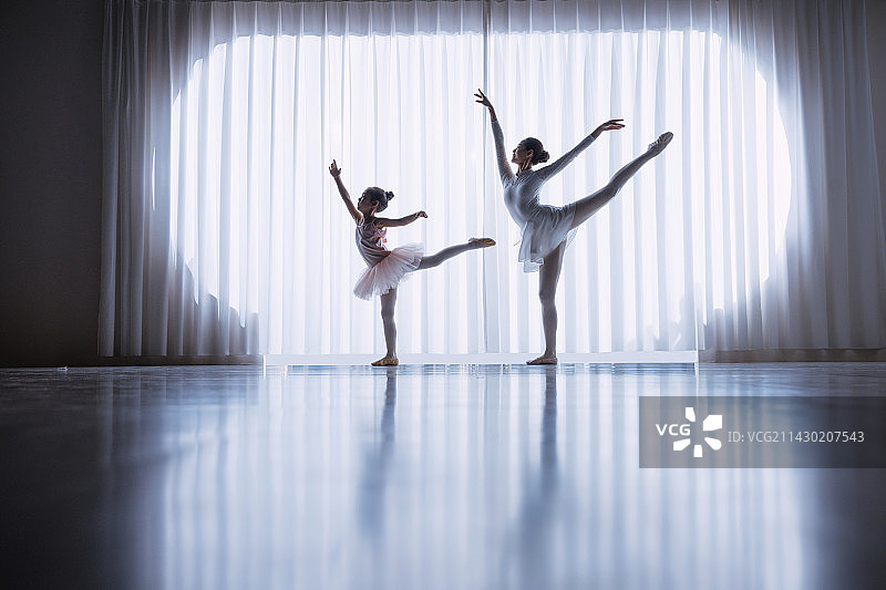 年轻舞蹈老师教小女孩们跳芭蕾图片素材