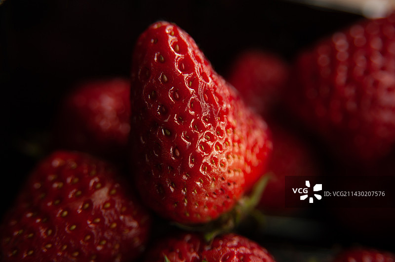 桌子上草莓的特写镜头图片素材