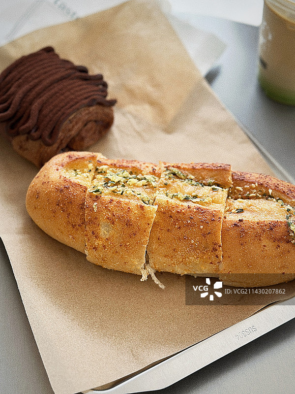 桌上面包的高角度视图图片素材