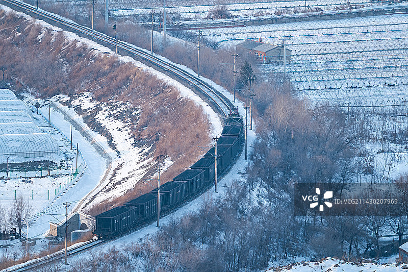 中国黑龙江七台河运煤火车行驶在东北大地色图片素材