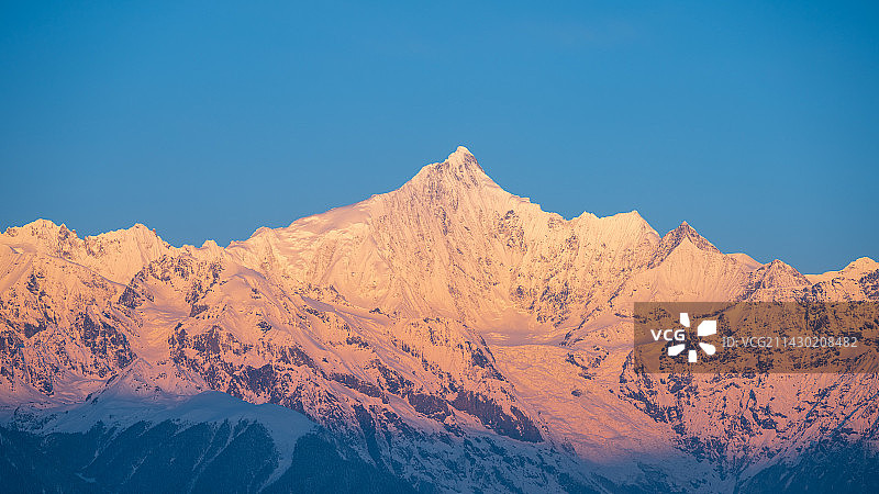云南德钦梅里雪山卡瓦博格峰日照金山图片素材
