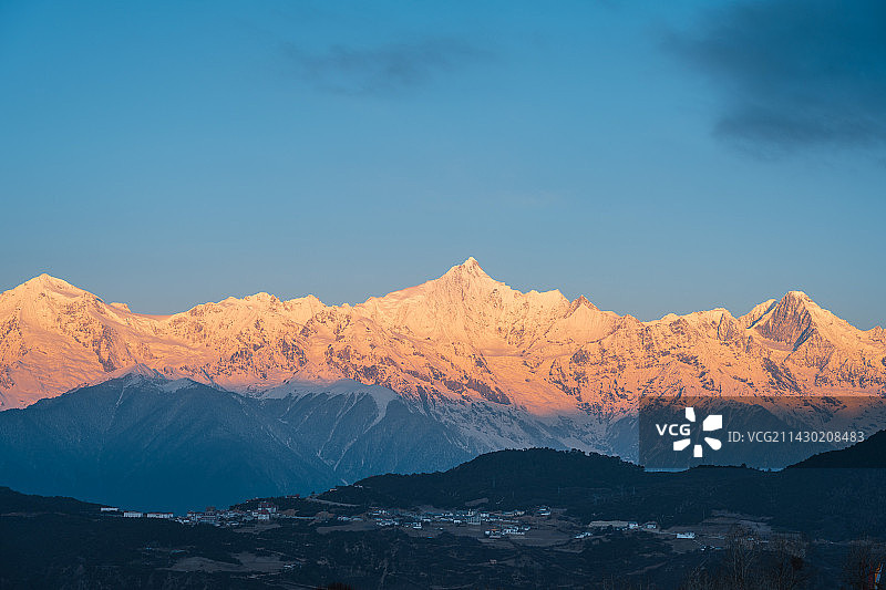 云南德钦梅里雪山卡瓦博格峰雾浓顶日照金山图片素材