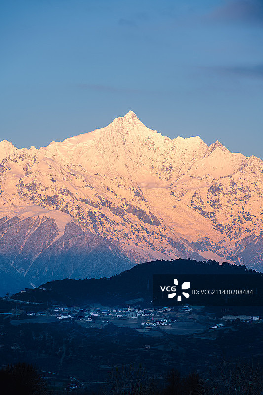 云南德钦梅里雪山卡瓦博格峰雾浓顶日照金山图片素材