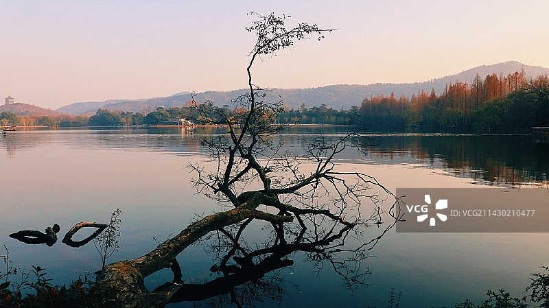 夕阳下的湖光山色图片素材