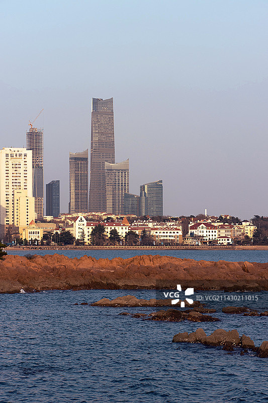 青岛海滨风景，汇泉湾和远处的摩天大楼图片素材