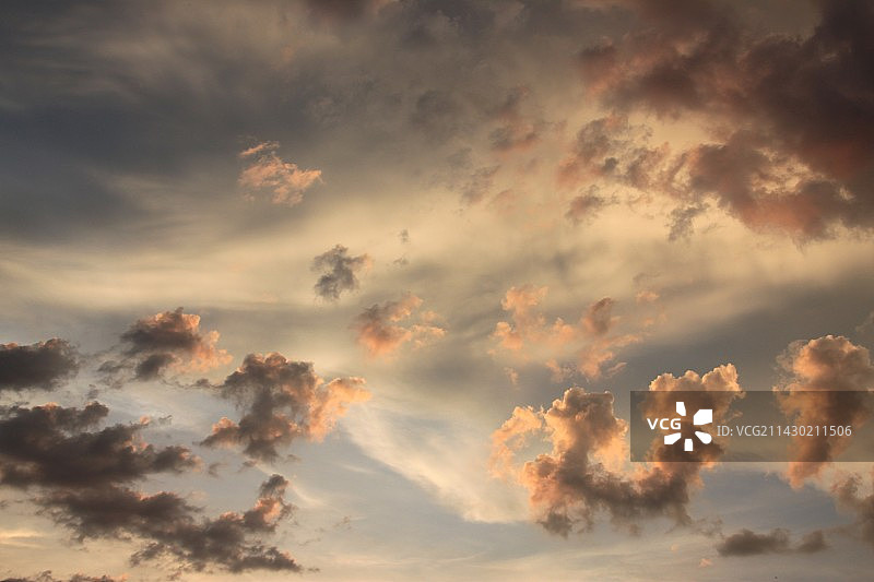 云朵+阳光=色彩斑斓的天空图片素材