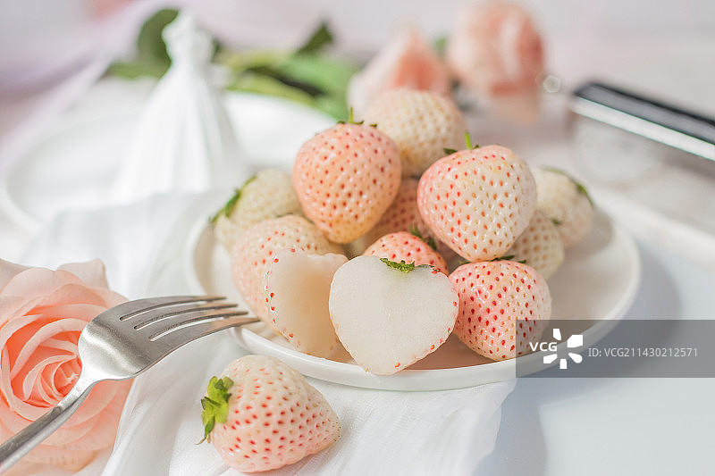 淡雪白草莓图片素材