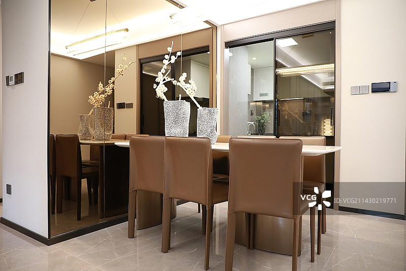 现代奢华风格装饰的餐厅图片素材