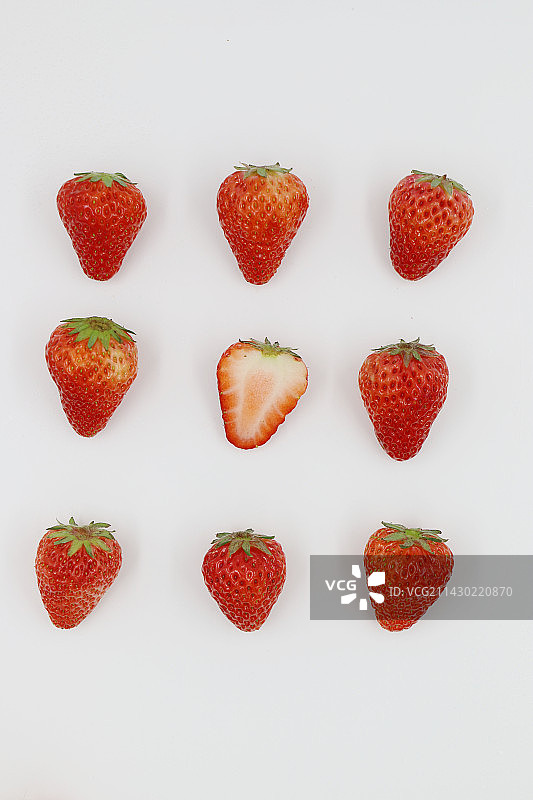 白色背景下草莓的特写镜头图片素材