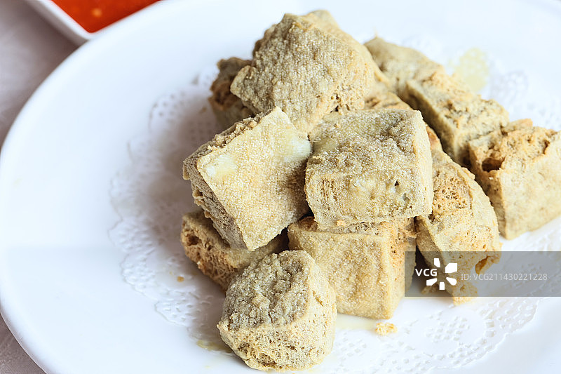 杭州美食辣酱油炸臭豆腐图片素材