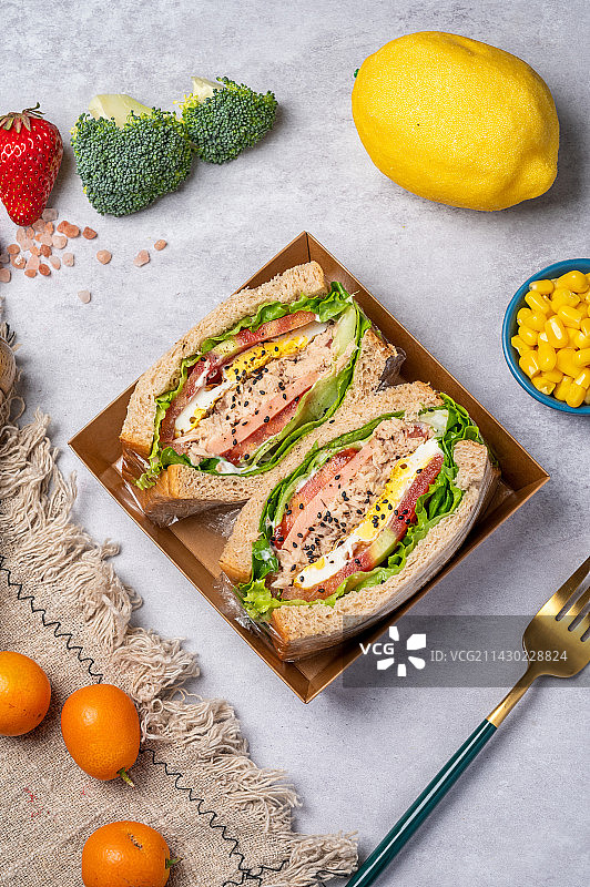 金枪鱼火腿鸡蛋三明治图片素材