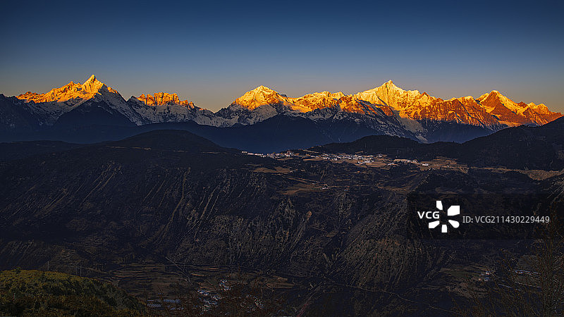 梅里雪山金山照图片素材
