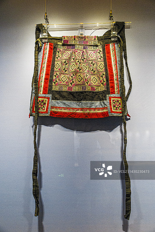 爱的瑰宝，贵州少数民族背扇精品图片素材