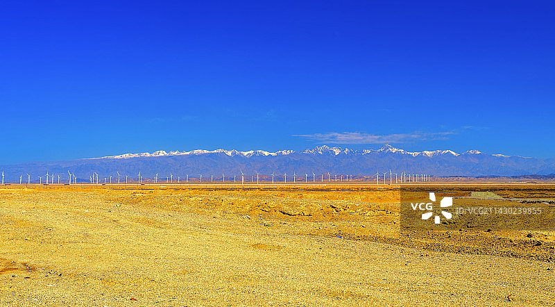 绿色能源——沙漠雪山与风力发电图片素材