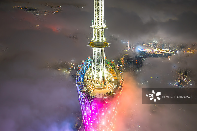 俯瞰夜晚云雾中的广州塔摩天轮图片素材