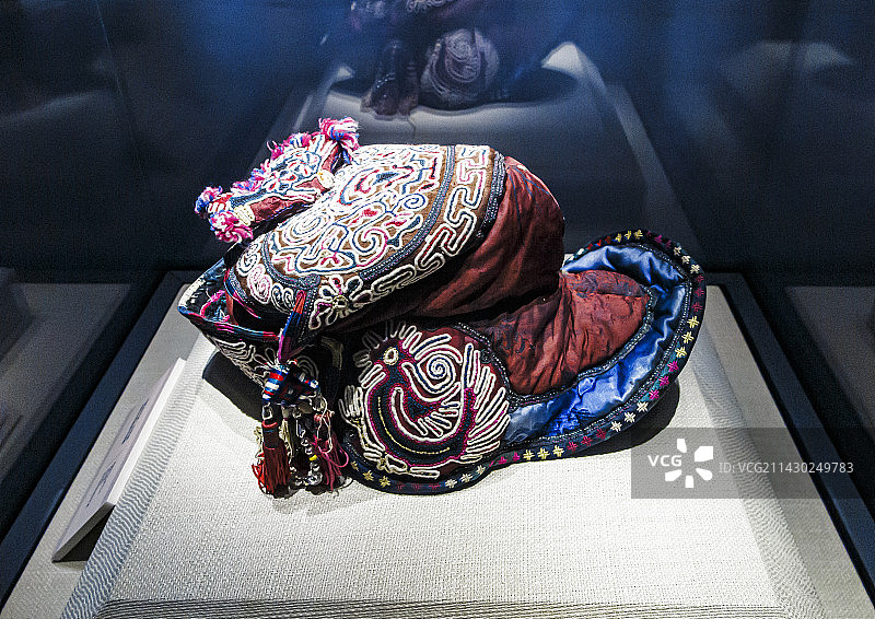 童帽，贵州少数民族童帽，绣花童帽，银饰童帽图片素材