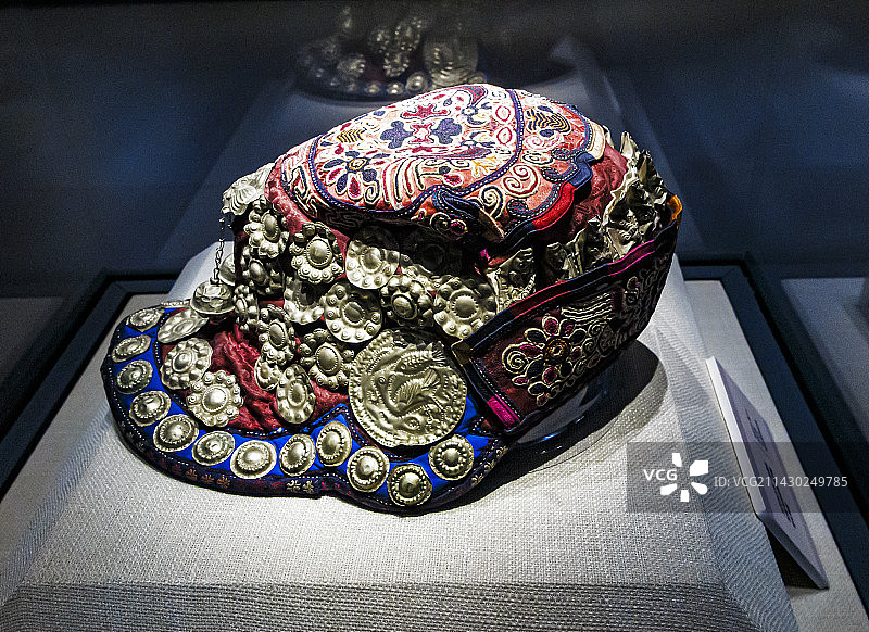 童帽，贵州少数民族童帽，绣花童帽，银饰童帽图片素材