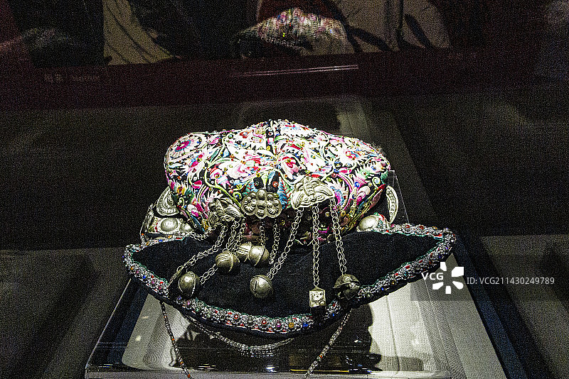 童帽，贵州少数民族童帽，绣花童帽，银饰童帽图片素材