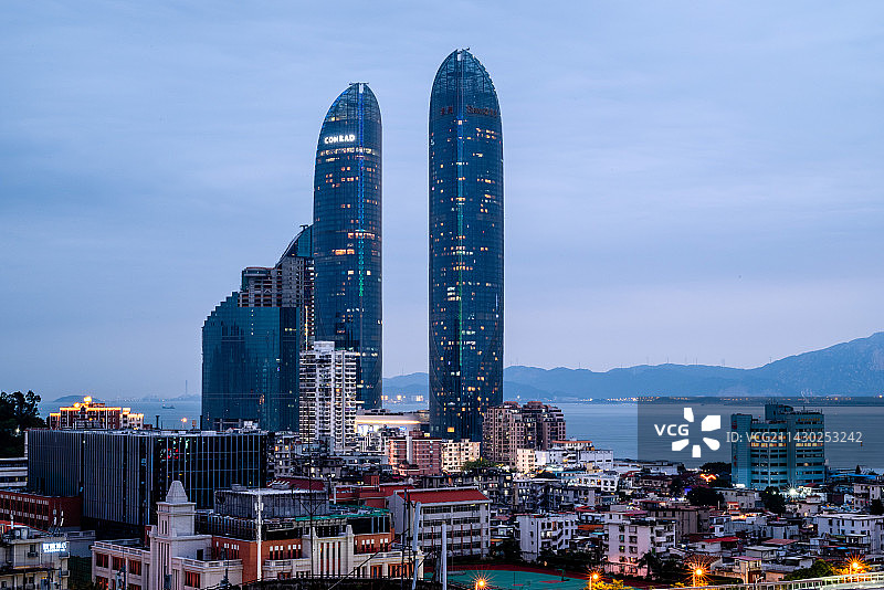 夜幕降临时刻的厦门双子塔和沙坡尾灯光景象图片素材