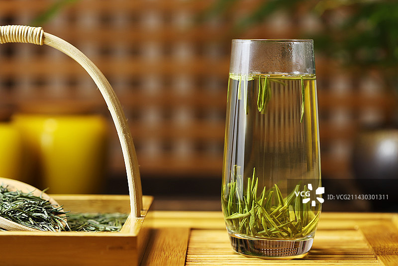 一杯清新绿茶放在室内茶盘上图片素材