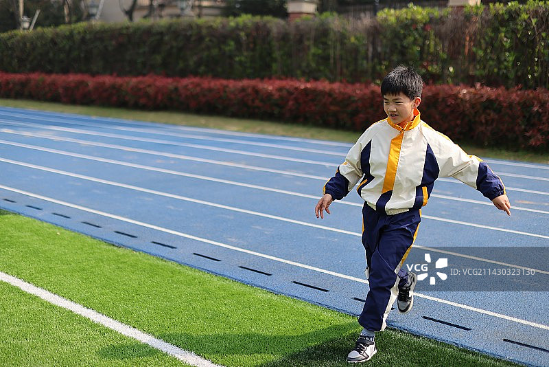 男孩在足球场上踢球的肖像图片素材