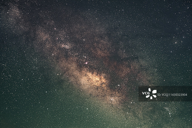 夜空中星星的低角度观察图片素材