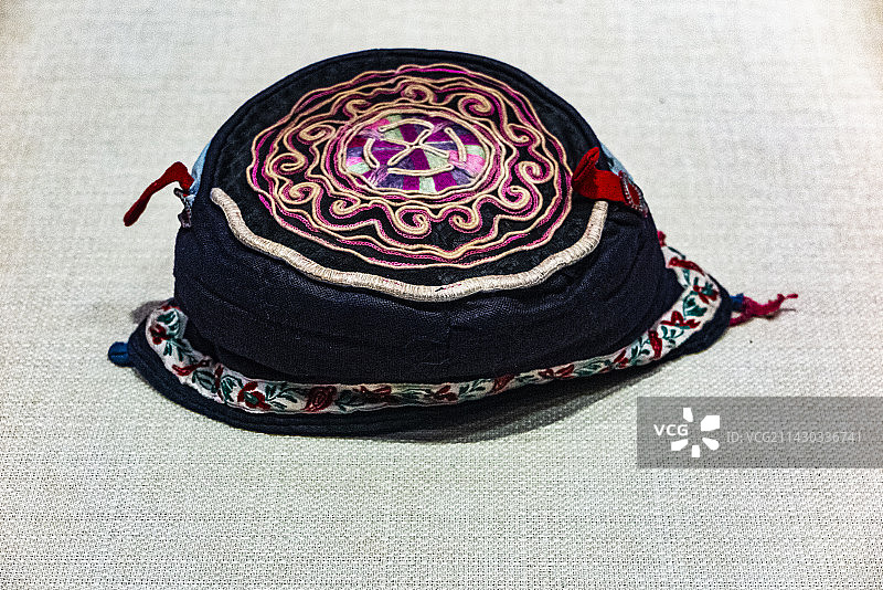 中国贵州少数民族婴儿童装，贵州民族博物馆馆藏图片素材