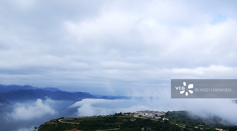 山雾缭绕图片素材