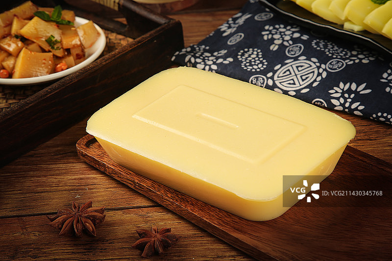 深底上的米豆腐图片素材